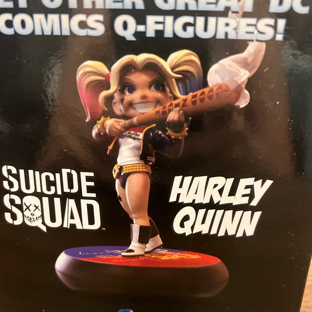Harley Quinn Collectible Figure - Picture 2 of 4